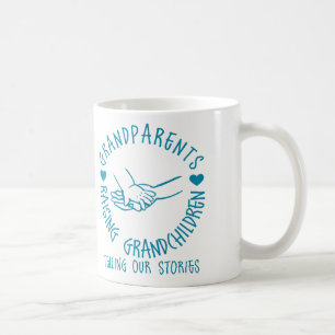 Großeltern, die Enkelkinder anheben Kaffeetasse