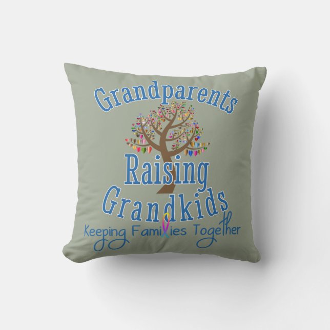 Großeltern, die Grandkids anheben Kissen (Vorderseite)