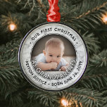 Großeltern Erste Weihnachten Ein Foto Imitate Marm Ornament Aus Metall<br><div class="desc">Feiern Sie das wertvolle Geschenk Ihres neuesten Familienmitglieds mit einem maßgeschneiderten Foto "Unser erstes Weihnachten als Großeltern" Imitate Marmor rund um Metall-Ornament. Das Bild und alle Formulierungen auf dieser Vorlage sind einfach zu personalisieren. Das geschlechtsneutrale Design eignet sich für einen neuen kleinen Jungen oder eine kleine Enkelin. Es verfügt über...</div>