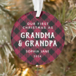 Großeltern Erste Weihnachten Rustikales Kariertes  Ornament<br><div class="desc">Dieser rustikale Schmuck ist der perfekte Sake für Erstgroßeltern. Die Vorderseite des Ornaments zeigt ein weißes Typografie-Design, das "Unser erstes Weihnachtsfest als Oma & Opa" in rustikaler Schrift mit einem rot-schwarzen karierten Hintergrund ausliest. Passen Sie den Text mit den Spitznamen für die Großeltern Ihrer Familie an, und fügen Sie den...</div>