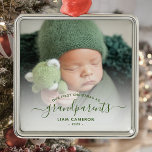 Großeltern Erste Weihnachts-Foto Grüne Schrift Ornament Aus Metall<br><div class="desc">Helfen Sie ihnen, ihr erstes Enkelkind mit diesem schönen modernen Sake-Ornament zu feiern. Der grüne Text lautet "Unsere ersten Weihnachten als Großeltern", mit dem Wort "Großeltern" in eleganter Handschrift mit Schnörkeln vor und nach. Ersetzen Sie das Beispielbild einfach durch Ihr Lieblings-Foto des neuen Babys, und fügen Sie seinen Namen und...</div>