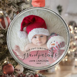 Großeltern Erste Weihnachtszeit Foto Schwarzes Dre Ornament Aus Metall<br><div class="desc">Helfen Sie ihnen, ihr erstes Enkelkind mit diesem schönen modernen Sake-Ornament zu feiern. Der schwarze Text lautet "Unsere ersten Weihnachten als Großeltern", mit dem Wort "Großeltern" in eleganter Handschrift mit Schnörkeln vor und nach. Ersetzen Sie das Beispielbild einfach durch Ihr Lieblings-Foto des neuen Babys, und fügen Sie seinen Namen und...</div>