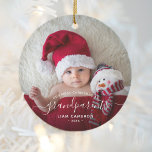 Großeltern Erste Weihnachtszeit Foto Weiße Schrift Keramik Ornament<br><div class="desc">Helfen Sie ihnen, ihr erstes Enkelkind mit diesem schönen modernen Sake-Ornament zu feiern. Der weiße Text lautet "Unsere ersten Weihnachten als Großeltern", mit dem Wort "Großeltern" in eleganter Handschrift mit Schnörkeln vor und nach. Ersetzen Sie das Beispielbild einfach durch Ihr Lieblings-Foto des neuen Babys, und fügen Sie seinen Namen und...</div>