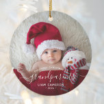 Großeltern Erste Weihnachtszeit Foto Weiße Schrift Keramik Ornament<br><div class="desc">Helfen Sie ihnen, ihr erstes Enkelkind mit diesem schönen modernen Sake-Ornament zu feiern. Der weiße Text lautet "Unsere ersten Weihnachten als Großeltern", mit dem Wort "Großeltern" in eleganter Handschrift mit Schnörkeln vor und nach. Ersetzen Sie das Beispielbild einfach durch Ihr Lieblings-Foto des neuen Babys, und fügen Sie seinen Namen und...</div>