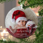 Großeltern Erste Weihnachtszeit Foto Weiße Schrift Ornament Aus Glas<br><div class="desc">Helfen Sie ihnen, ihr erstes Enkelkind mit diesem schönen modernen Sake-Ornament zu feiern. Der weiße Text lautet "Unsere ersten Weihnachten als Großeltern", mit dem Wort "Großeltern" in eleganter Handschrift mit Schnörkeln vor und nach. Ersetzen Sie das Beispielbild einfach durch Ihr Lieblings-Foto des neuen Babys, und fügen Sie seinen Namen und...</div>