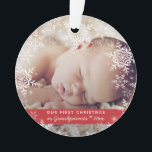 Großeltern First Christmas Snowflakes Baby Foto Ornament<br><div class="desc">Dieses elegante Design mit Snowboardschuhen aus Weiß und Silber, einem Rottextband und Platz für ein Foto zum Gedenken an die 1. Weihnachtszeit der Großeltern! Die Kollektion der Koordinationsprodukte ist in unserem Shop, zazzle.com/store/doodlelulu, erhältlich. Kontaktieren Sie uns, wenn Sie dieses Design für ein bestimmtes Produkt verwenden möchten, um Ihr eigenes, einzigartiges...</div>
