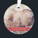 Großeltern First Christmas Snowflakes Baby Foto Ornament<br><div class="desc">Dieses elegante Design mit Snowboardschuhen aus Weiß und Silber, einem Rottextband und Platz für ein Foto zum Gedenken an die 1. Weihnachtszeit der Großeltern! Die Kollektion der Koordinationsprodukte ist in unserem Shop, zazzle.com/store/doodlelulu, erhältlich. Kontaktieren Sie uns, wenn Sie dieses Design für ein bestimmtes Produkt verwenden möchten, um Ihr eigenes, einzigartiges...</div>