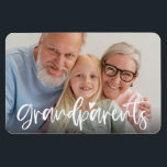 Großeltern Liebe Skript Personalisiertes Foto Gesc Magnet<br><div class="desc">Dieser Foto-Magnet mit handgeschriebenen "Großeltern"-Briefen kann leicht mit dem eigenen Lieblingsfoto personalisiert werden. Sie können auch die Textfarbe ändern,  um sie besser an Ihr Foto anzupassen.</div>