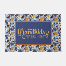 Großeltern und Großkinder vor der Tür