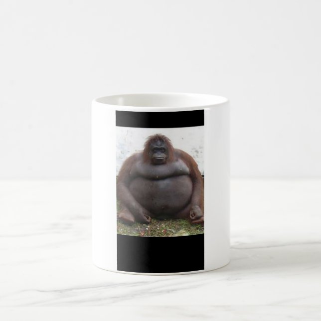 Großer Affe, der sich hinsitzt Kaffeetasse (Mittel)