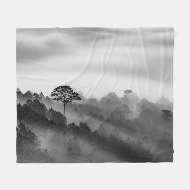 Großer Baum im Kiefern-Wald im Nebel Fleecedecke (Vorderseite (Horizontal))