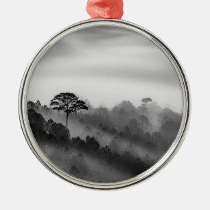 Großer Baum im Kiefern-Wald im Nebel Ornament Aus Metall
