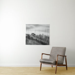 Großer Baum im Kiefern-Wald im Nebel Wandteppich