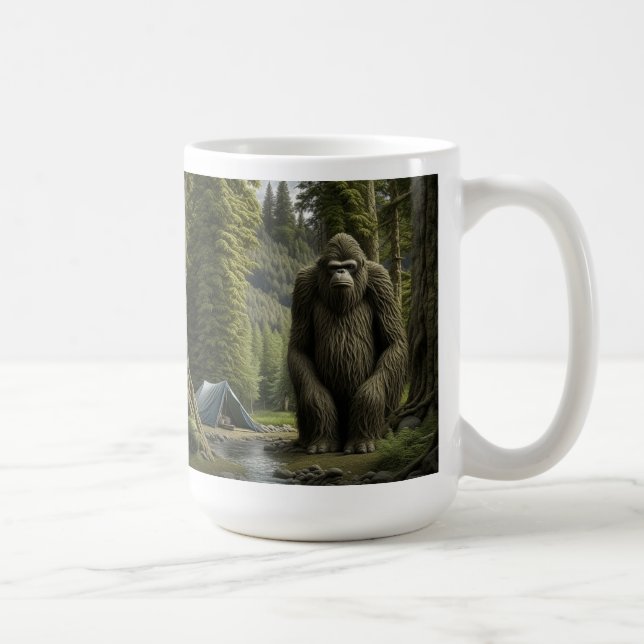 Grosser Bigfoot sitzend im Wald Kaffeetasse (Rechts)