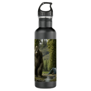 Grosser Bigfoot sitzend im Wald neben einem Zelt Edelstahlflasche