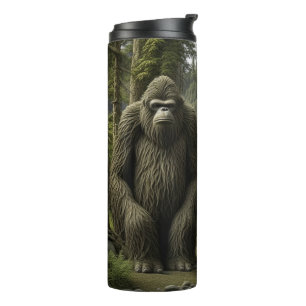Grosser Bigfoot sitzend im Wald neben einem Zelt Thermosbecher