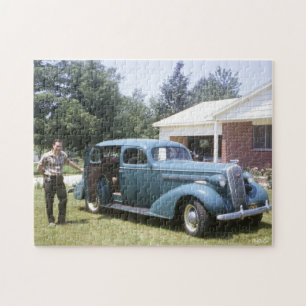 Großer blauer Oldtimer aus den 1940er Jahren