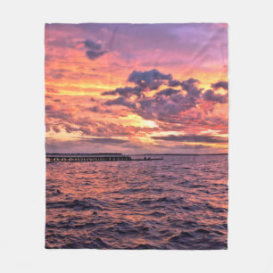 Grosser bunter Sonnenuntergang über dem Wasserstra Fleecedecke