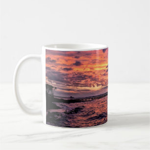 Grosser bunter Sonnenuntergang über dem Wasserstra Kaffeetasse