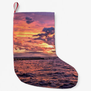 Grosser bunter Sonnenuntergang über dem Wasserstra Kleiner Weihnachtsstrumpf