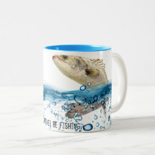 großer Fisch, der aus dem Wasser springt Zweifarbige Tasse