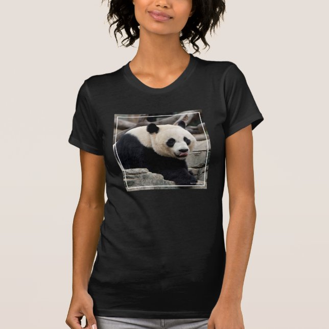 Großer Panda auf Felsen T-Shirt (Vorderseite)