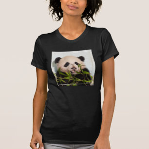 Großer Panda, der an der Wand sich lehnt T-Shirt