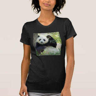 Großer Panda, der gegen Baum stillsteht T-Shirt