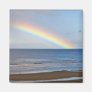 Großer Regenbogen über dem Pazifischen Ozean bei Magnet