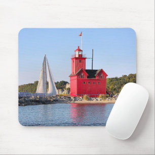 Großer roter Leuchtturm mit Segelboot Mousepad