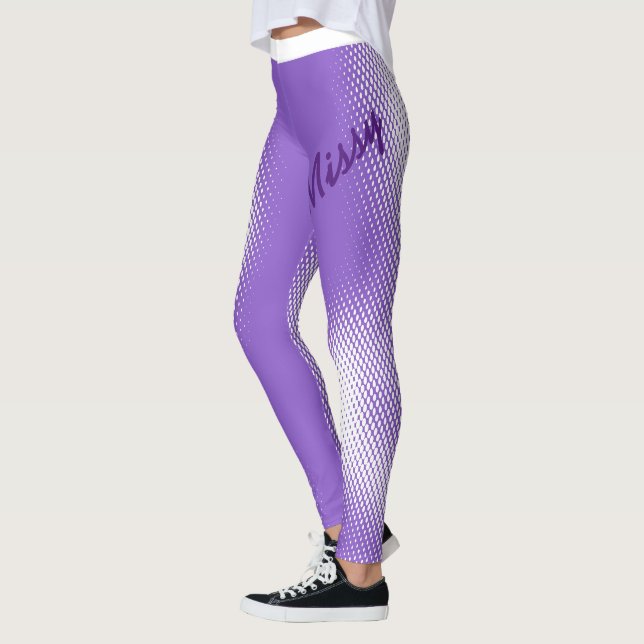 Grosser Skripttext mit weißem Punktmuster auf Past Leggings (Links)