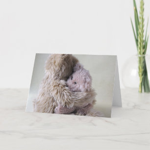 großer Teddybär hält kleine Bärengrüßkarte Karte