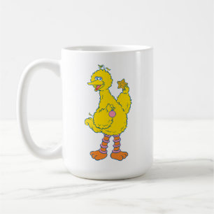 Großer Vogel hält Weihnachtsbaumschmuck Kaffeetasse