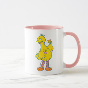 Großer Vogel hält Weihnachtsbaumschmuck Tasse