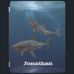Großer Weißer Hai im Personalisierten Ozean iPad Hülle<br><div class="desc">Dieses Design kann in dem Bereich personalisiert werden, der durch das Ändern des Fotos und/oder Textes zur Verfügung gestellt wird. Oder Sie können es anpassen, indem Sie den Mausklick auswählen, um weitere Optionen anzupassen, um die Farbe des Hintergrunds zu löschen oder zu ändern, Text hinzuzufügen, die Textfarbe oder den Stil...</div>