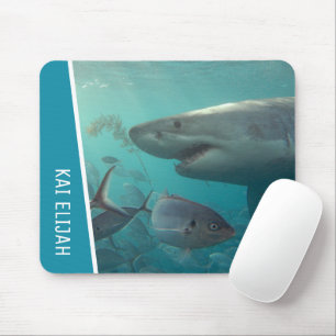 Großer Weißer Hai mit Fisch unter Wasser, angepass Mousepad