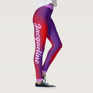 Großer weißer Skripttext auf LILA Leggings