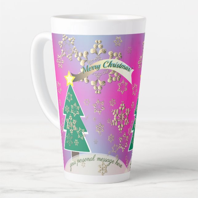 Größere Snowy Lila Weihnachtsbaumszene Latte Tasse (Linke Ecke)