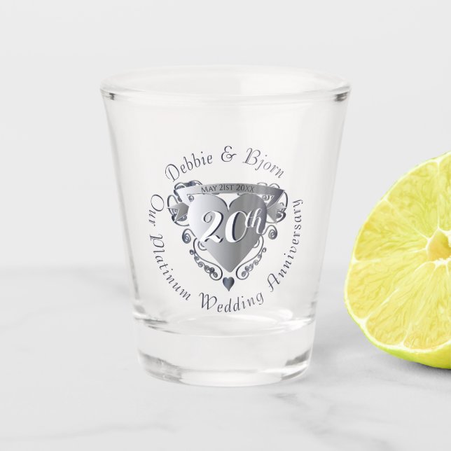 Größeres 10.20.25. Geburtsherz der Hochzeit Schnapsglas (Vorderseite)