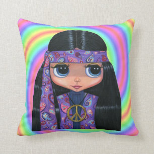 Großes Augehippie-Mädchen in lila Paisley Kissen