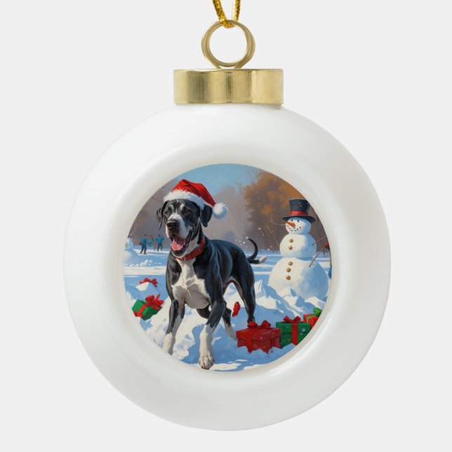 Großes Dane läuft im Schnee mit Weihnachtshut Keramik Kugel-Ornament (Vorderseite)