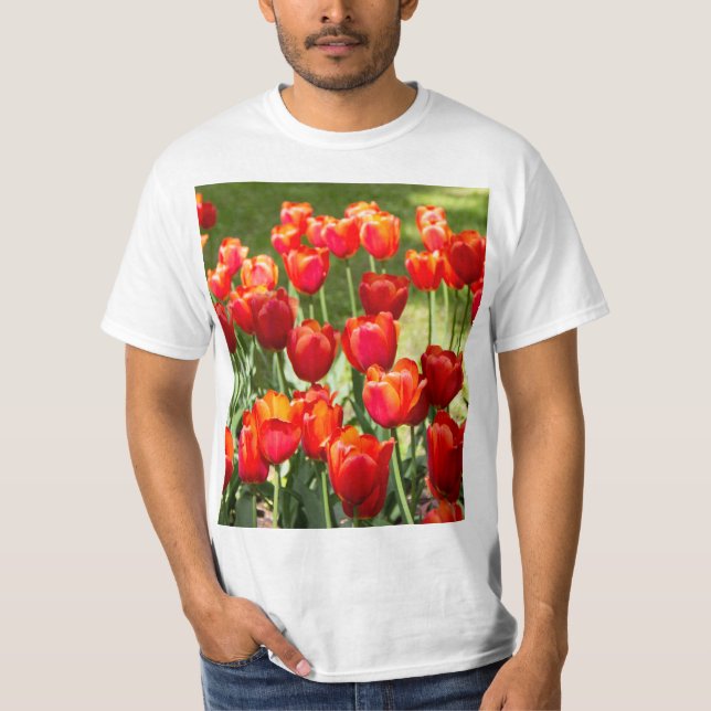 Grosses Feld roter Tulpen T-Shirt (Vorderseite)