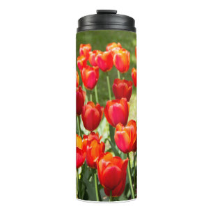 Großes Feld roter Tulpen Thermosbecher