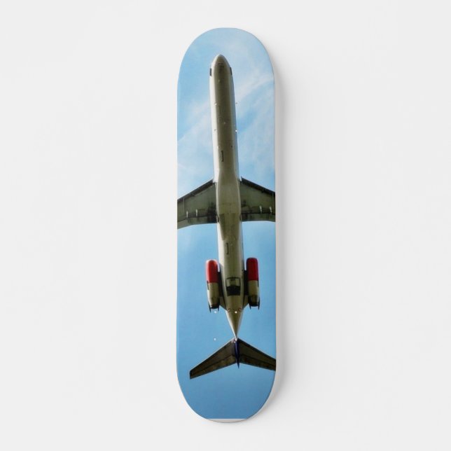 Großes Flugzeug startet Skateboard (Vorne)
