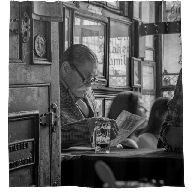 GROSSES FOTO DER MENSCHEN SITZEN WÄHREND DES LESEN DUSCHVORHANG (Vorderseite)