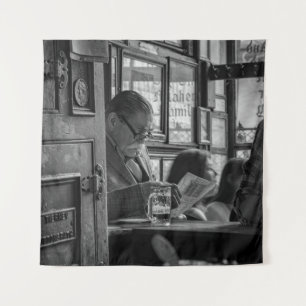 GROSSES FOTO DER MENSCHEN SITZEN WÄHREND DES LESEN WANDTEPPICH