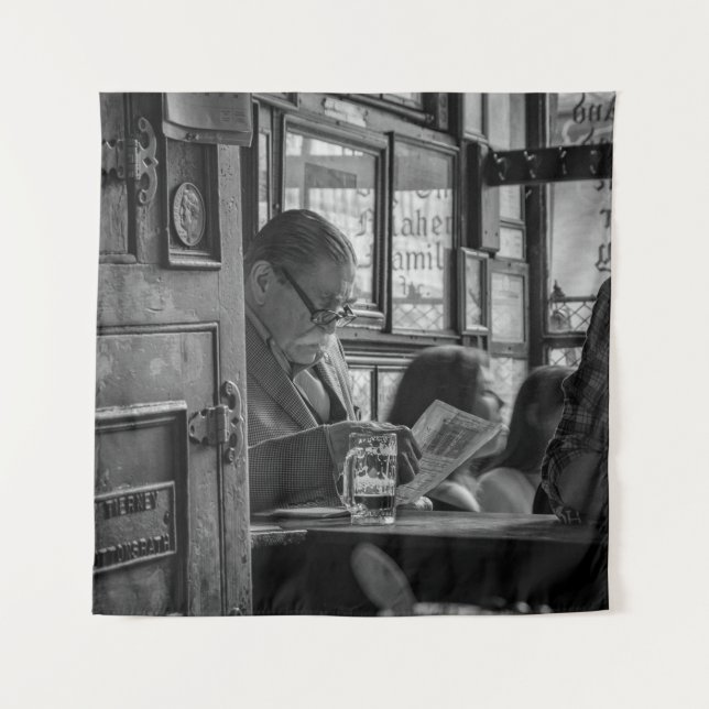 GROSSES FOTO DER MENSCHEN SITZEN WÄHREND DES LESEN WANDTEPPICH (Vorderseite)
