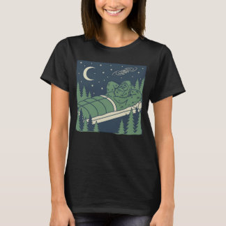 Großfuß beim Zelten unter den Sternen im Freien T-Shirt