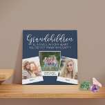 Großkinder 3 FotoCollage und Capture Blue Künstlicher Leinwanddruck<br><div class="desc">Leinwand für Großeltern oder Enkel im Foto. Das Zitat lautet: "Enkel füllen einen Platz in Ihrem Herzen, von dem Sie nicht wussten, war leer" und ist mit eleganter Kalligraphie und Großbuchstabe geschrieben. Die Fotovorlage ist für Sie ein Set, drei Ihrer Lieblingsbilder hinzuzufügen, die in einer sich überschneidenden Foto-Collage angezeigt werden....</div>