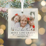 Großkinder machen Life Grand 1 Foto Großeltern Ornament Aus Glas<br><div class="desc">Feiern Sie die Urlaubsfreuden mit einem individuellen Foto aus schwarz-weißem Glas. Das Bild und alle Formulierungen auf dieser Vorlage sind leicht zu personalisieren, einschließlich eines Zitats, in dem es steht: "Großkinder machen das Leben groß." (IMAGE PLACEMENT TIP: Eine einfache Möglichkeit, ein Foto genau so zu zentrieren, wie Sie gewollt haben,...</div>